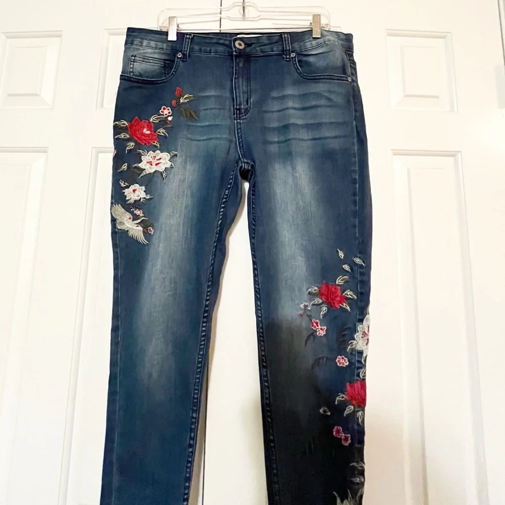 Sandpiper Embroidered Dark Wash Cropped Jeans – Floral – Size 18 - Picture 4 of 15